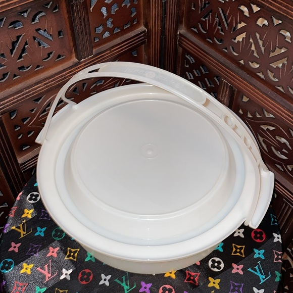 Vintage Tupperware Cake server with Cover & Handle. - Picture 2 of 6